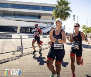 Triatletas corriendo en el MTRI Valencia