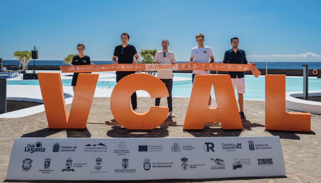 Imagen de los profesionales en la presentación de la Vuelta Ciclista a Lanzarote