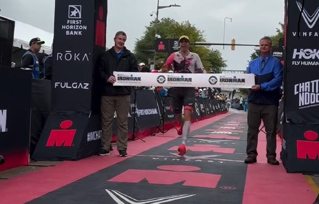 IRONMAN/ Imagen de San Long ganando el IRONMAN Chattanooga