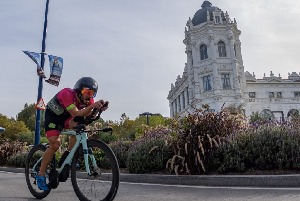 Un triatleta en el ciclismo del Triatlón ciudad de Santander