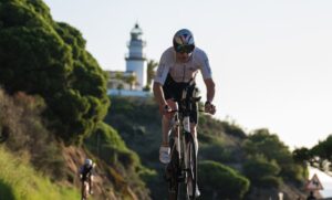 IRONMAN/ Triatletas saliendo con la bici de Calella