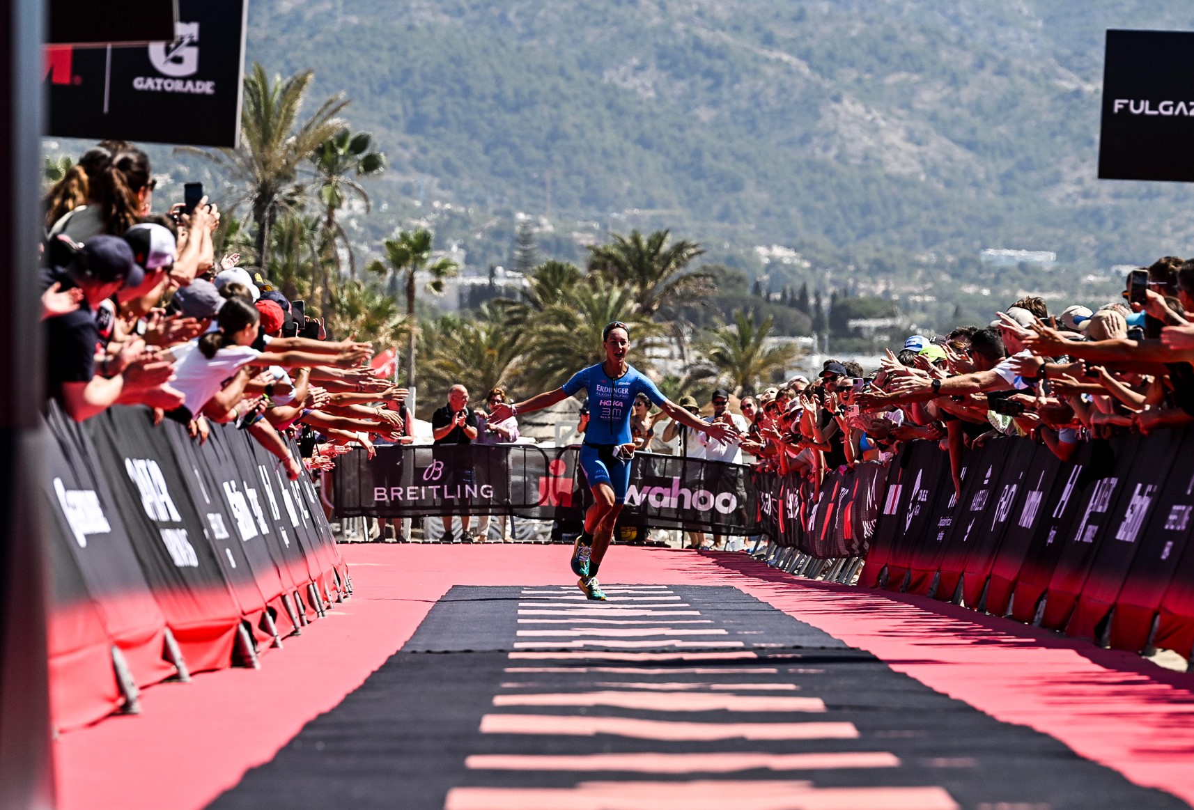 IRONMAN/ Un triatleta llegando a meta del IRONMAN 70.3 Marbella