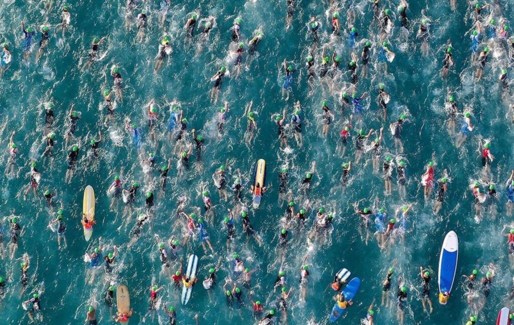 IRONMAN/Imagen aérea de la natación en Kona