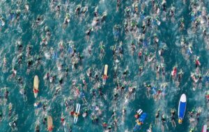 IRONMAN/Imagen aérea de la natación en Kona