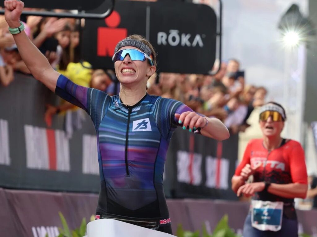 IRONMAN/ Lizzie Rayner ganando en el IRONMAN 70.3 Portugal 2024