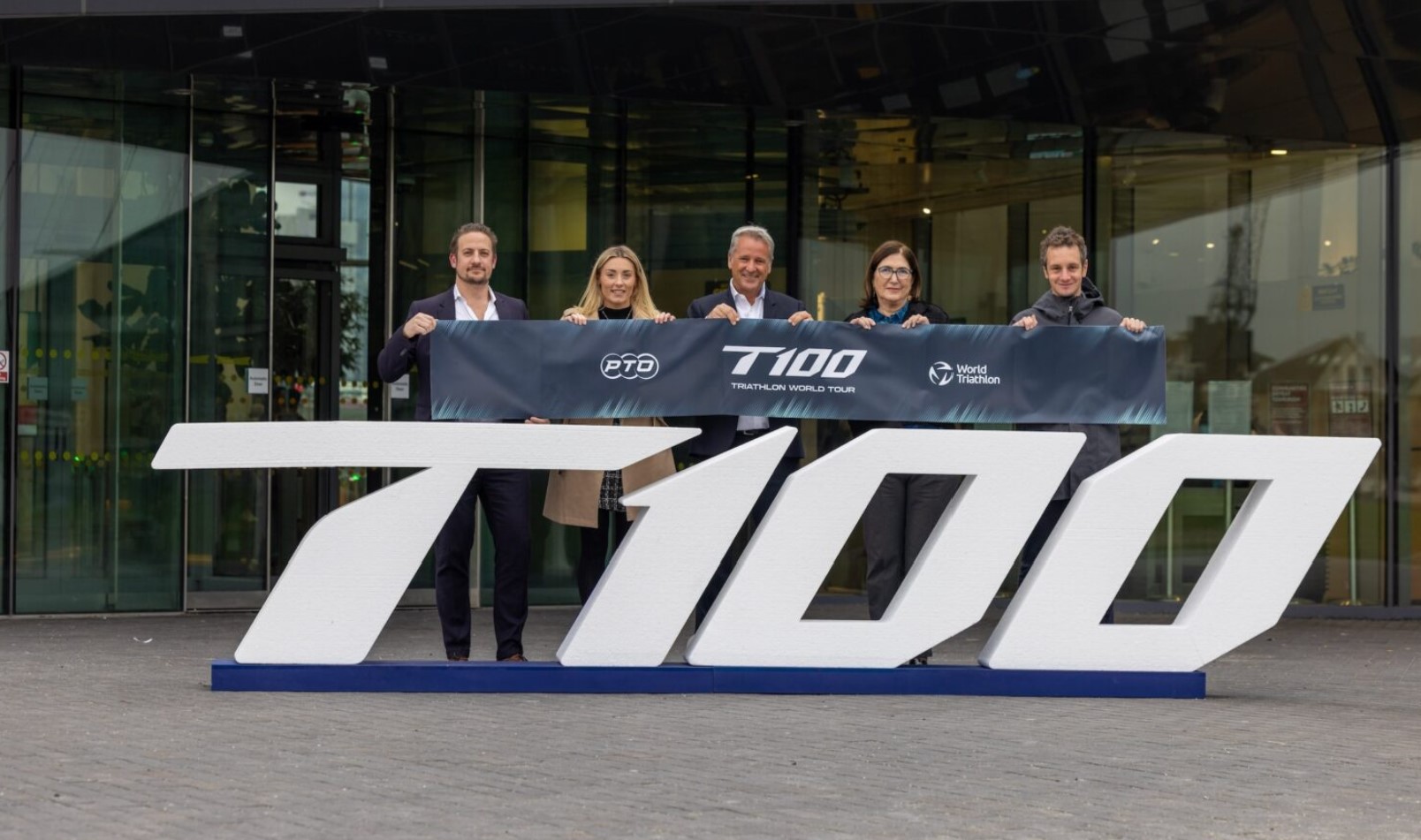 Imagen del acuerdo entre la World Triathlon y la PTO