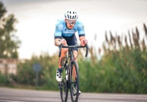 Un triatleta en el ciclismo del ICAN Gandia