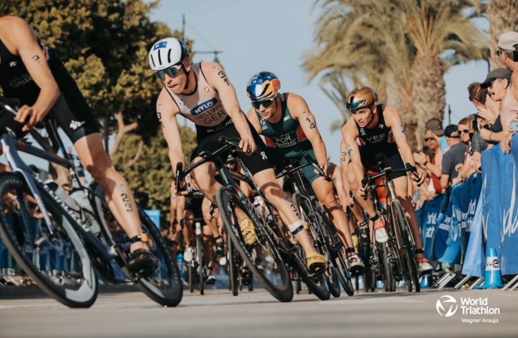 @worldtriathlon/ Triatletas en el ciclismo en Trorremolinos