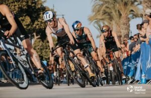 @worldtriathlon/ Triatletas en el ciclismo en Trorremolinos