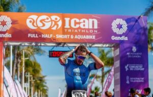 Imagen de la meta del Ican Triathlon Gandia