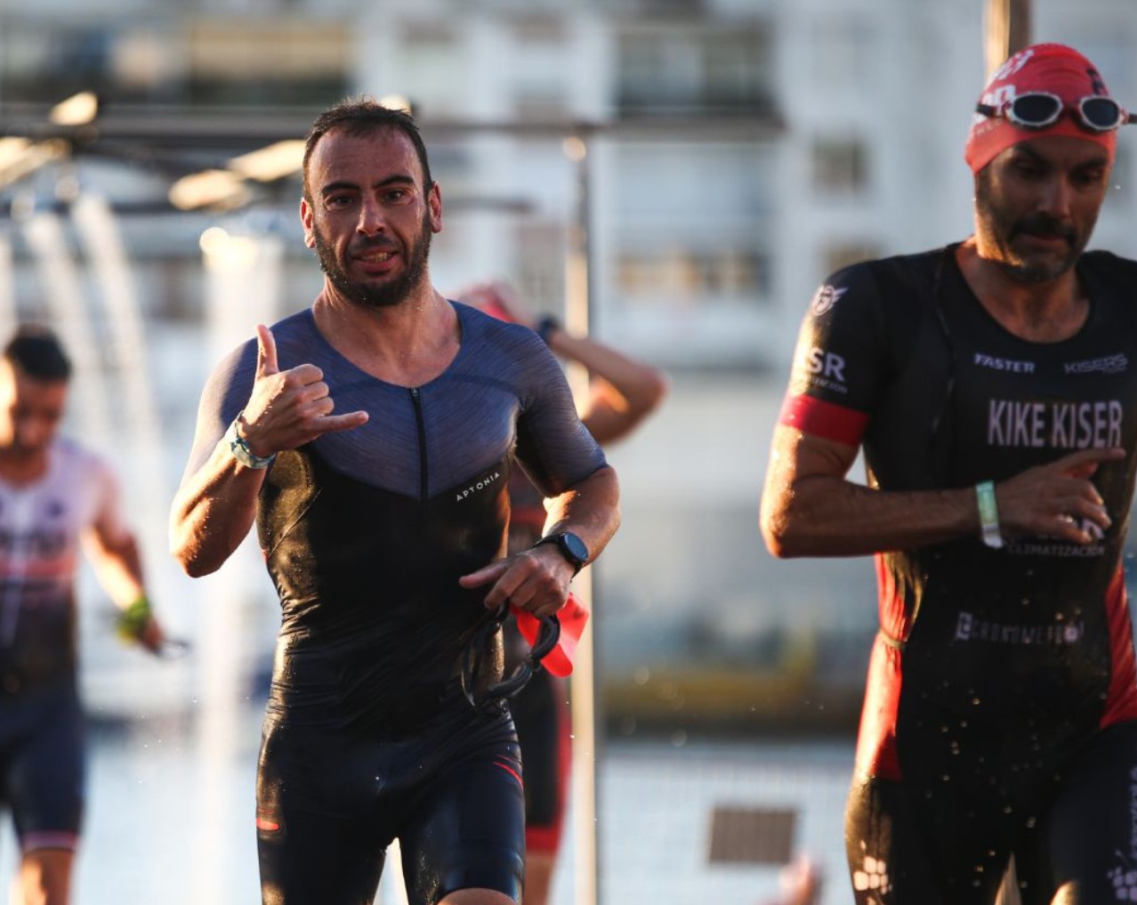 instagram/ triatletas saliendo del agua en el ICAN GAndia