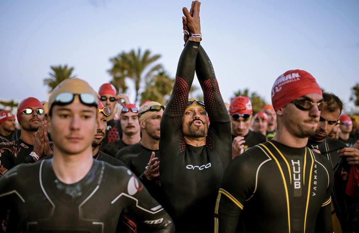 @carlesiturbe/ Imagen de triatletas antes de la salida en el IRONMAN 70.3 Marbella