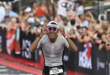 FinisherPix/ Imagen de un grupo de edad en meta del IRONMAN Kona