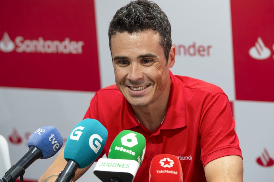 Javier Gómez Noya hablando a la prensa