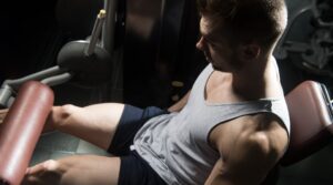canva/ Imagen de un corredor entrenando fuerza en el gimnasio