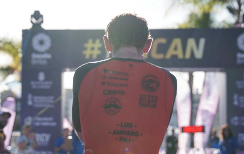 Imagen de la meta del ICAN Triathlon Gandía