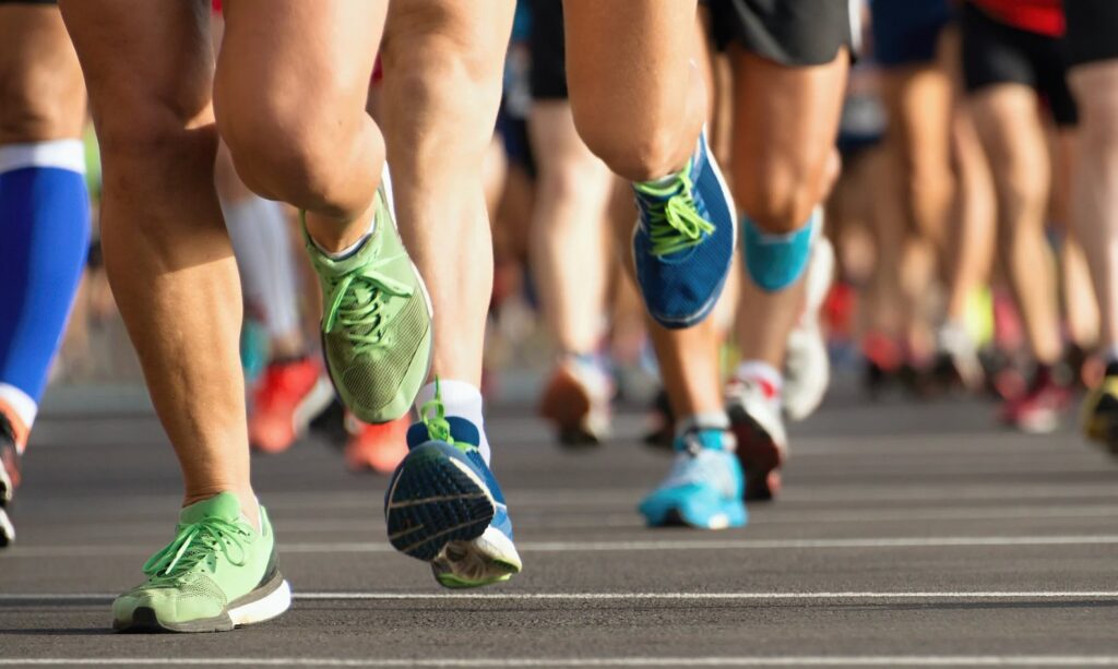 Canva/ Imagen de atletas corriendo en una maratón