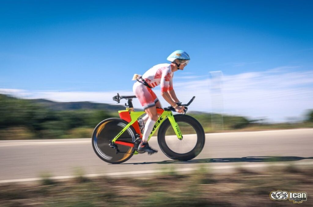 Imagen de un triatleta en el ciclismo del ICAN Triathlon Gandia