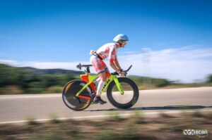 Imagen de un triatleta en el ciclismo del ICAN Triathlon Gandia