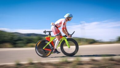 Imagen de un triatleta en el ciclismo del ICAN Triathlon Gandia