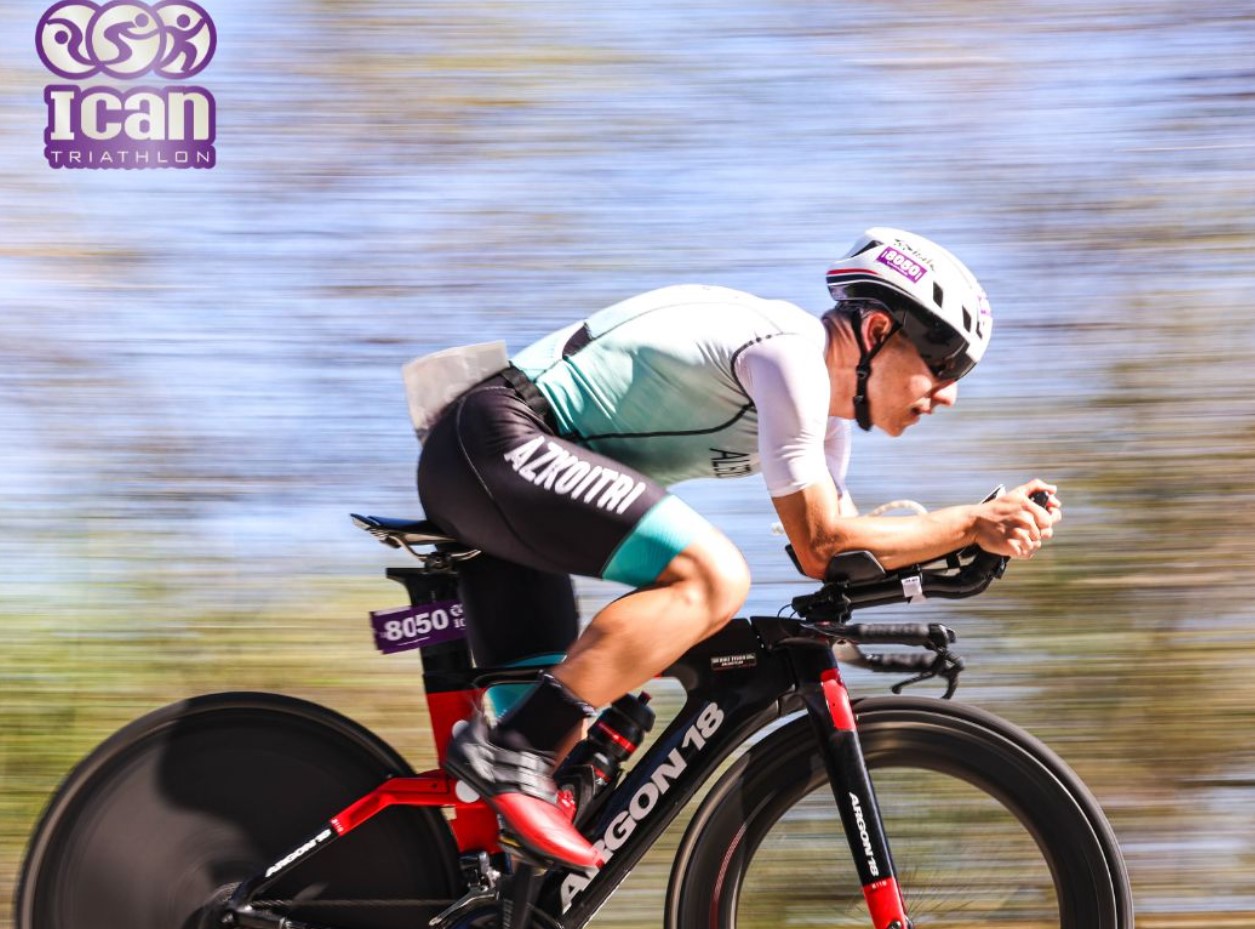 Un triatleta en el ciclismo del ICAN Gandia