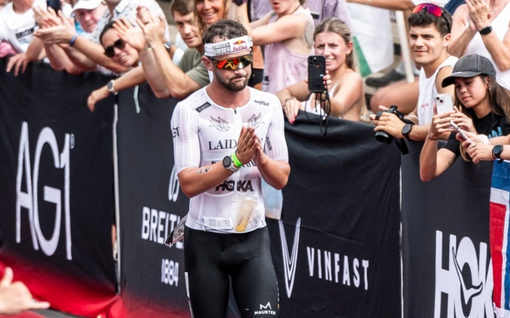 @hoka/ Sam Laidlow entrando en meta en Kona