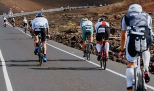 IRONMAN/ Triatletas en el ciclismo del IRONMAN Lanzarote