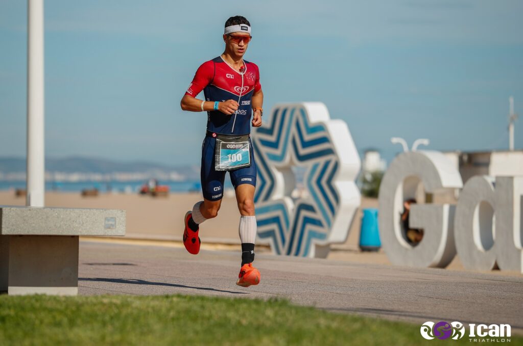 Imagen de un triatleta corriendo en ICAN Triathlon Gandía