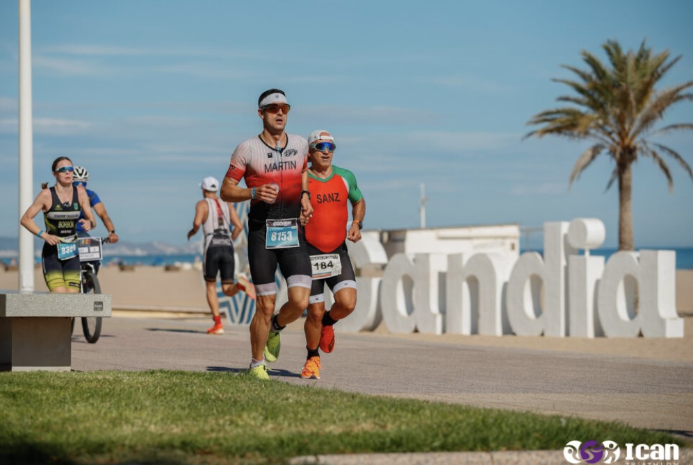 Triatletas corriendo en el ICAN Gandía