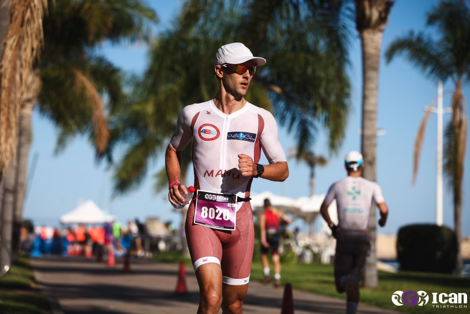 Un atleta en el ICAN Triathlon Gandía