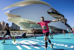 Imagen de un corredor en la meta del Maratón de Valencia