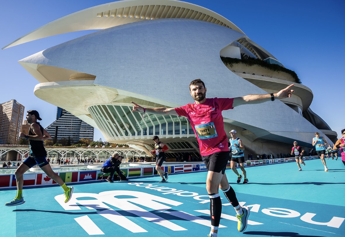 Imagen de un corredor en la meta del Maratón de Valencia