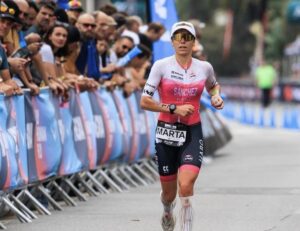 @ironmantri/ Imagen de Marta Sánchez compitiendo en el mundial IRONMAN
