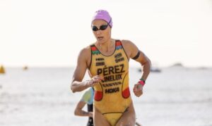 @t100triathlon/ Sara Pérez Saliendo del agua en una prueba del T100
