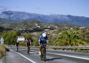 IRONMAN/ Triatletas en el ciclismo del IRONMAN 70.3 Marbella