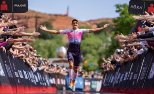 IRONMAN/Sam Long entrenado en meta del IRONMAN 70.3 St. George