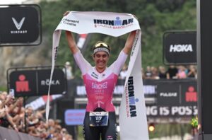 IRONMAN/ Imagen de Marta Sánchez ganando el IRONMAN Barcelona