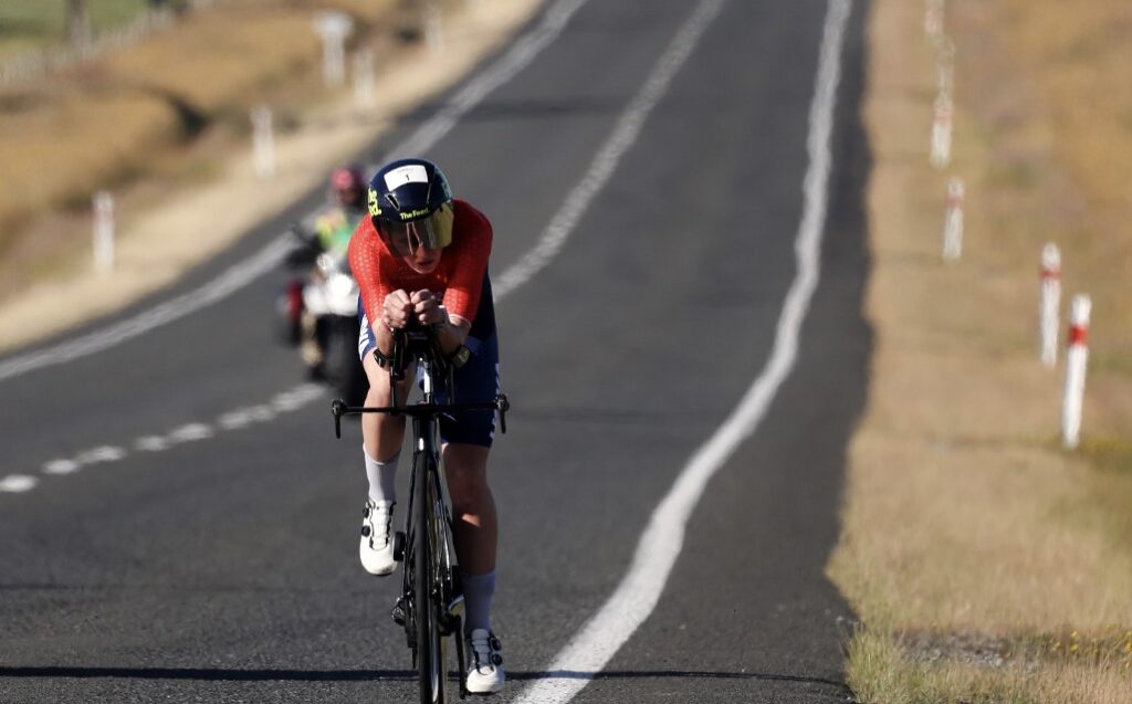 Fiona Goodall/Getty Images for IRONMAN / Una triatleta en el segmento ciclista