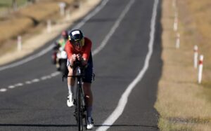 Fiona Goodall/Getty Images for IRONMAN / Una triatleta en el segmento ciclista