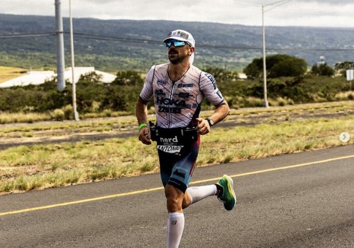 Instagram/ Antonio Benito compitiendo en Kona