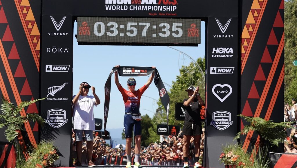 Fiona Goodall/Getty Images for IRONMAN/Taylor Knibb ganando el mundial IRONMAN 70.3