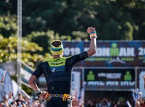 IRONMAN/ Un triatleta llegando a meta del IRONMAN Brasil
