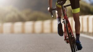 canva/ Un ciclista en la carretera