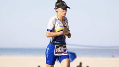 Una triatleta corriendo en Gandia