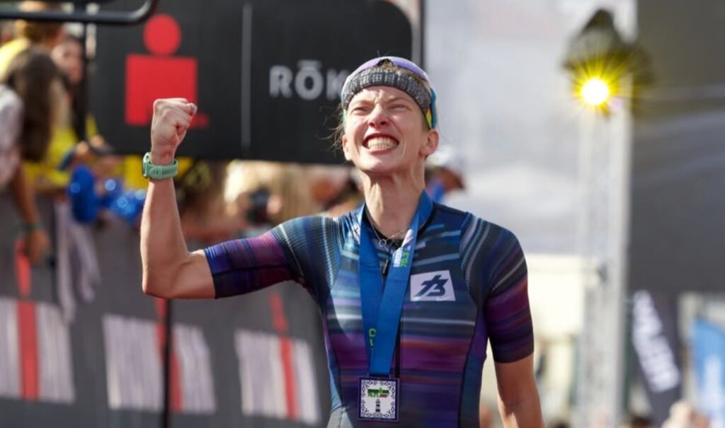 IRONMAN/ Un triatleta en la meta del IRONMAN Portugal