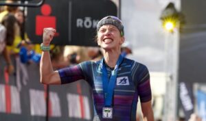IRONMAN/ Un triatleta en la meta del IRONMAN Portugal