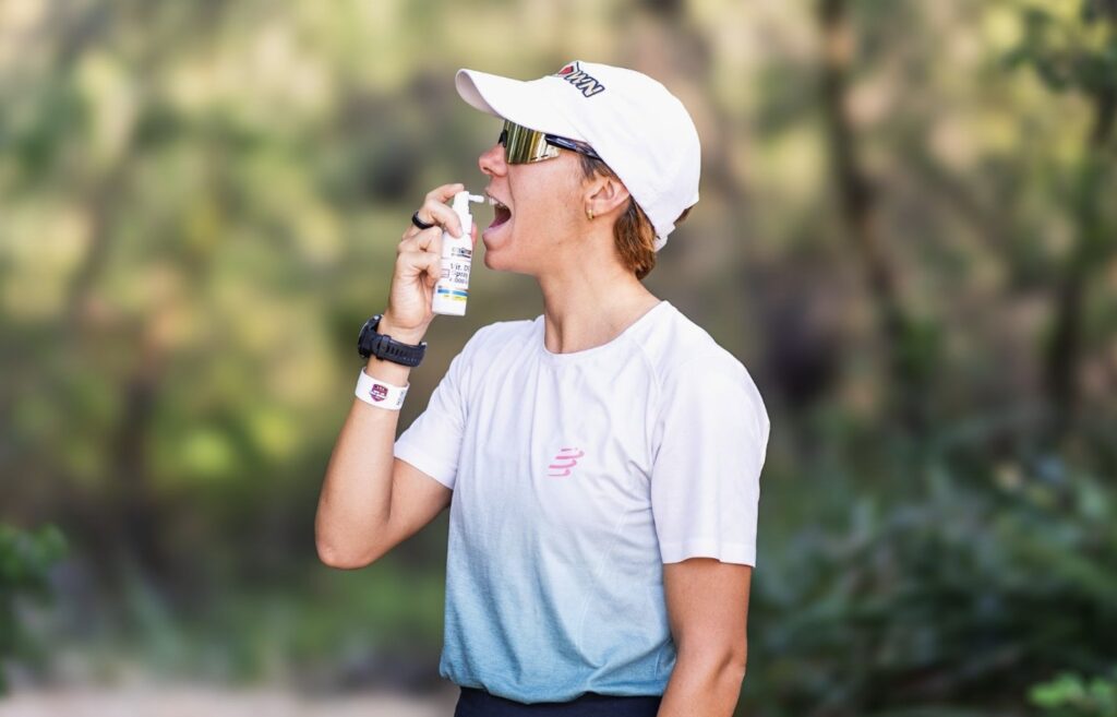 Un atleta ingiriendo vitamina D