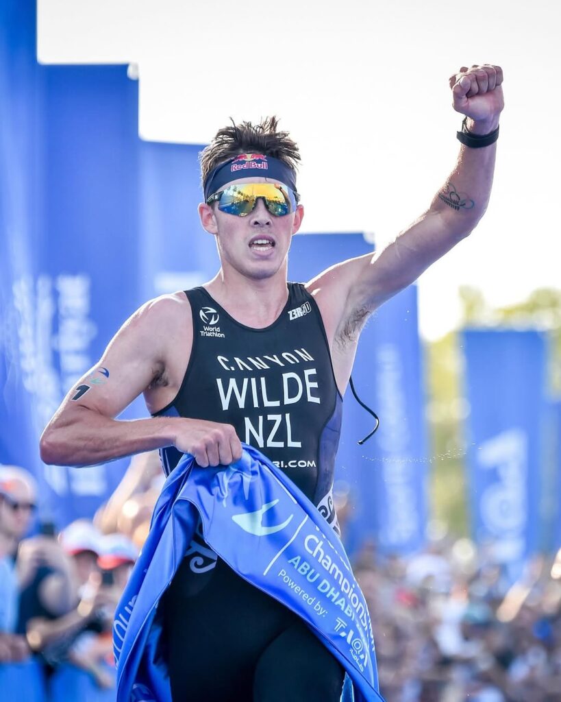 @worldtriathlon/Hayden Wilde gana las WTCS de Abu Dhabi 2025