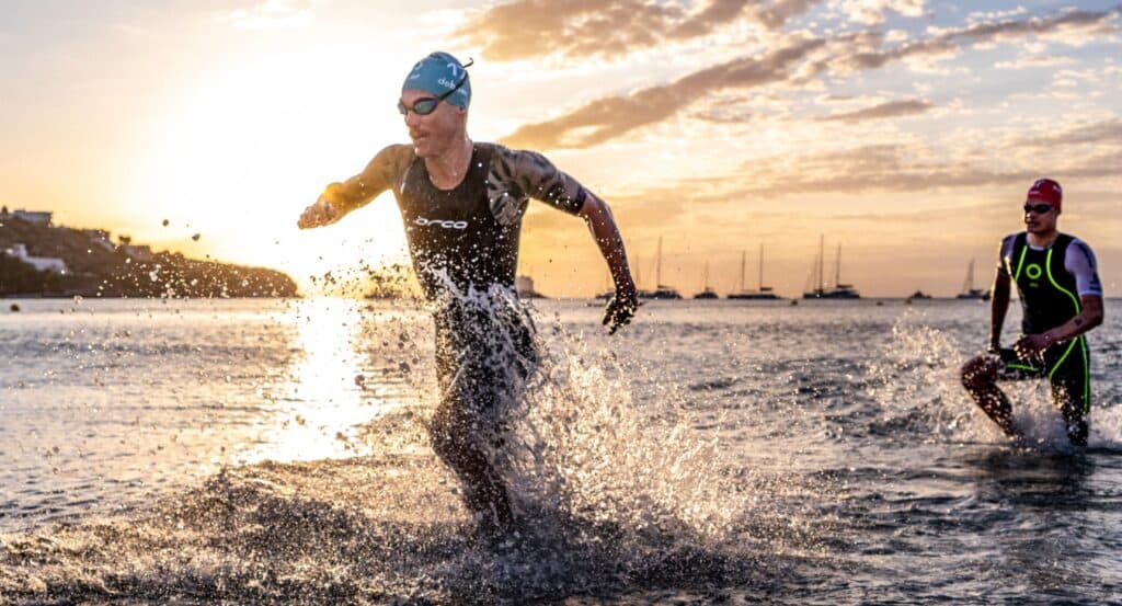 FETRI/ Un triatleta saliendo del agua en Ibiza