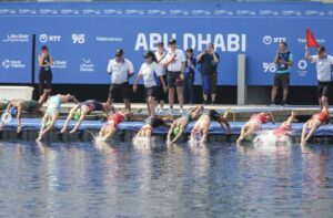 @worldtriathlon/ Salida de las WTCS de Abu Dhabi